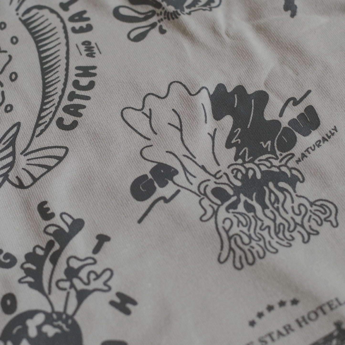 EXPLORING EXOTIC PLANTS 01  L/S TEE Palangka Raya [LIGHT GREY]